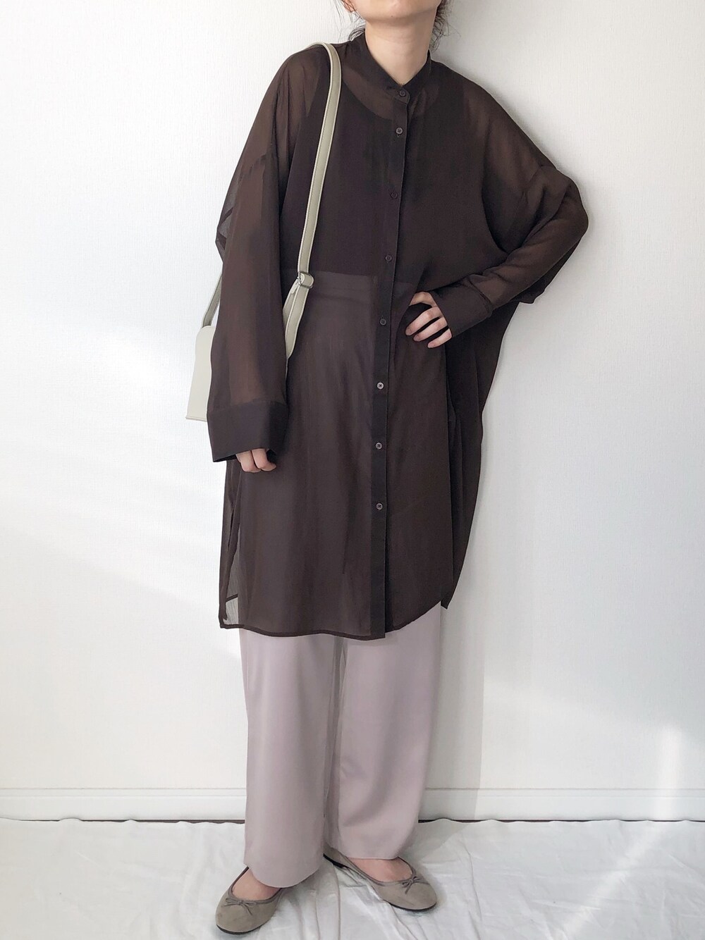 「GU、UNIQLO、シアーシャツ、サテンパンツ、プチプラ、春コーデ、シンプルコーデ、バレエシューズ、春色、オトナカジュアル」｜「GUのアイテム（シャツ/ブラウス、ブラウン系）」を使った、𝚔𝚘さん（レディース・160cm）の春コーディネートの1枚目の写真