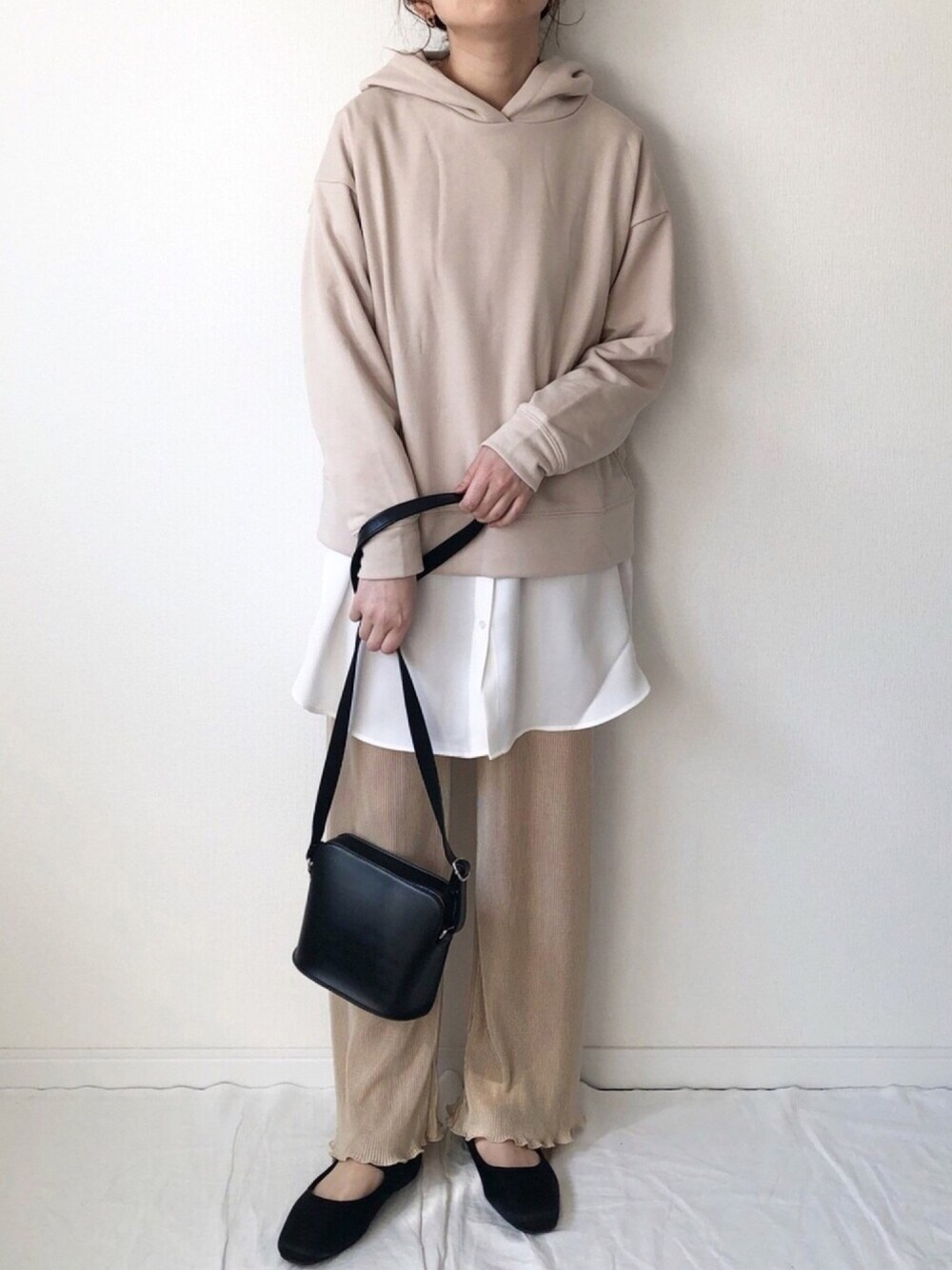 「パーカー、春コーデ、プリーツパンツ、春、バンドカラーシャツ、プチプラ、プチプラコーデ、しまむら、UNIQLO、オトナ女子」｜「KiraKiraShopのアイテム（パーカー、ベージュ系）」を使った、𝚔𝚘さん（レディース・160cm）の春コーディネートの1枚目の写真