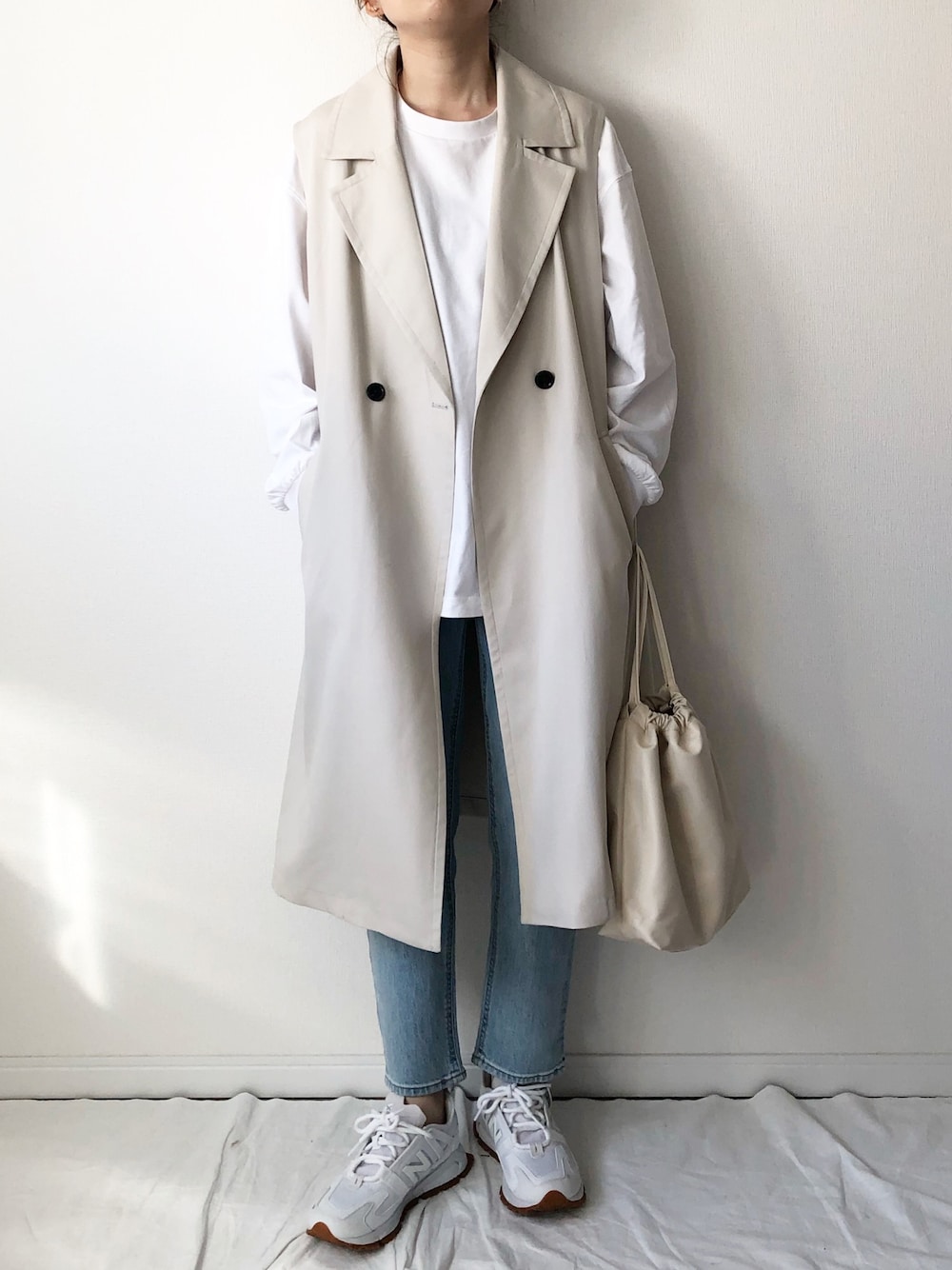 「春めきシューズ、ジレ、GU、H&M、春コーデ、デニム、白スニーカー、ヒラキ、プチプラ、プチプラコーデ」｜「GUのアイテム（ベスト、ベージュ系）」を使った、𝚔𝚘さん（レディース・160cm）の春コーディネートの1枚目の写真
