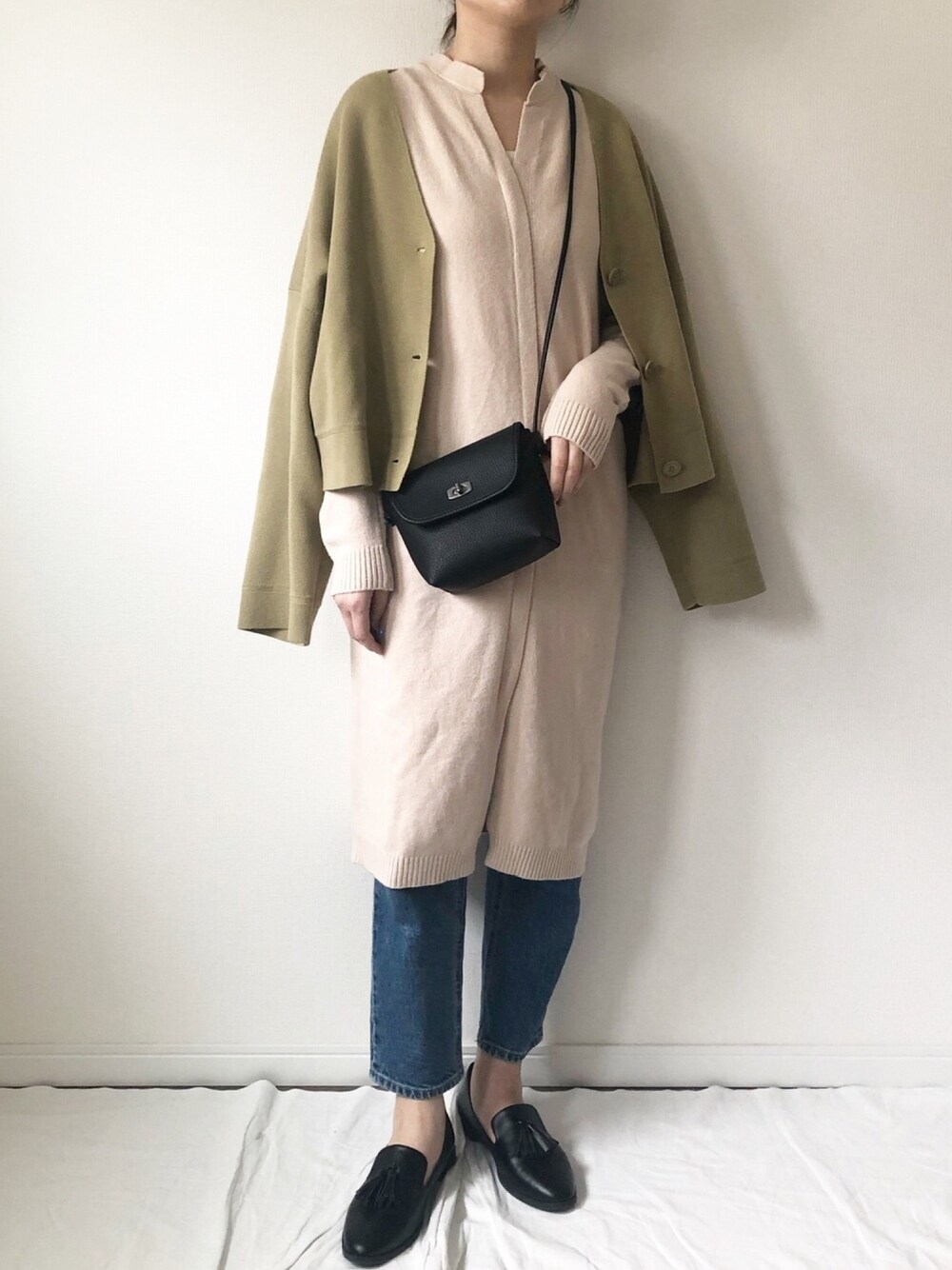 「カジュアルコーデ、ニットワンピース、UNIQLO、UNIQLO U、春コーデ、デニム、H&M、ショルダーバッグ、マニッシュシューズ、プチプラコーデ」｜「roseleapのアイテム（ワンピース、ベージュ系）」を使った、𝚔𝚘さん（レディース・160cm）の春コーディネートの1枚目の写真