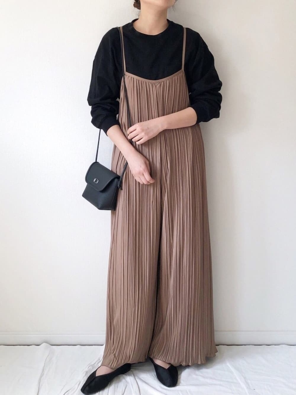 「サロペット、春コーデ、シンプルコーデ、プチプラ、大人カジュアル、UNIQLO、GU、proseverse、プロズヴェール、プチプラコーデ」｜「GUのアイテム（Tシャツ/カットソー、ブラック系）」を使った、𝚔𝚘さん（レディース・160cm）の春コーディネートの1枚目の写真