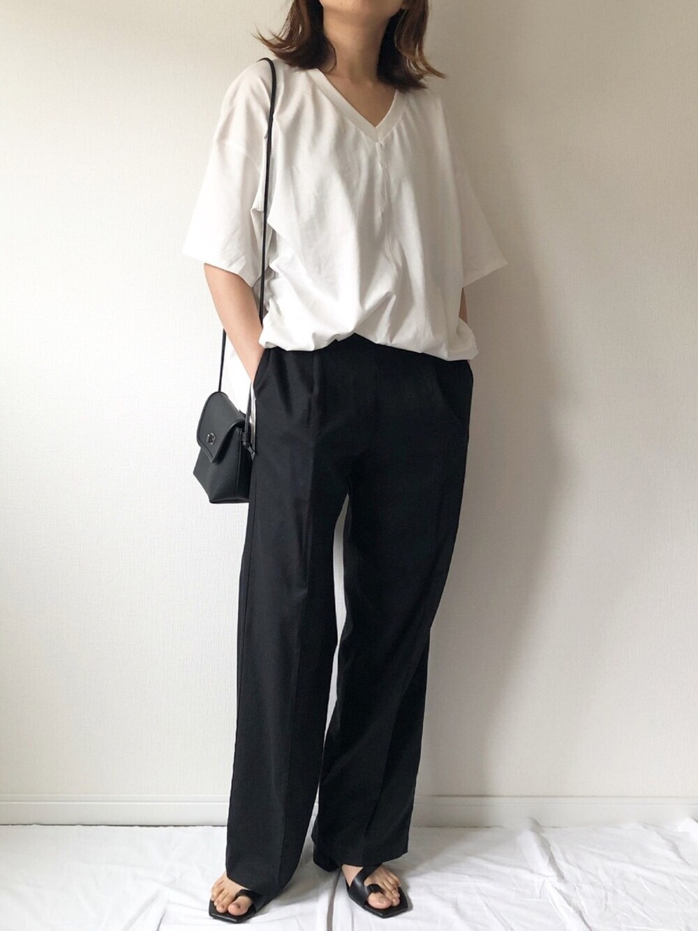 「これが私をアゲる服、Vネック、Tシャツ、THE SHOP TK、シンプル、ハンサムコーデ、モノトーン、プチプラ、GU、プチプラコーデ」｜「THE SHOP TK の【VERY6月号掲載】リラクシーTOPS スーピマコットン使用【優木まおみ着用】（Tシャツ/カットソー、ホワイト系）」を使った、𝚔𝚘さん（レディース・160cm）の春コーディネートの1枚目の写真