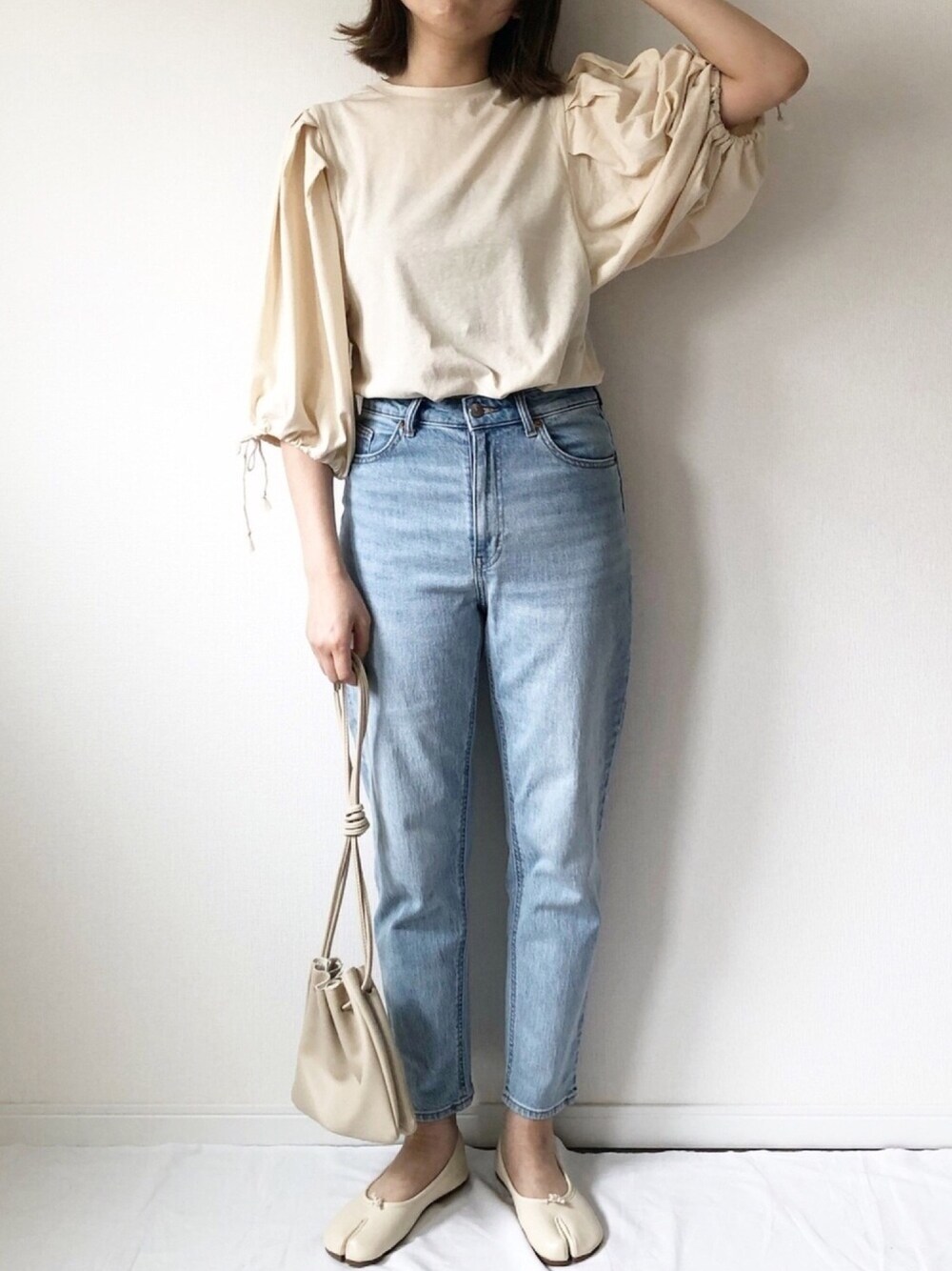 「パワーショルダー、大人カジュアル、AmbreNeige、H&M、デニム、足袋バレエ、巾着バッグ、パワショル、オトナ女子、シンプル」｜「Ambre Neigeのタックパワーショルダートップス／【WEB/EC限定商品】（Tシャツ/カットソー、ホワイト系）」を使った、𝚔𝚘さん（レディース・160cm）の夏コーディネートの1枚目の写真