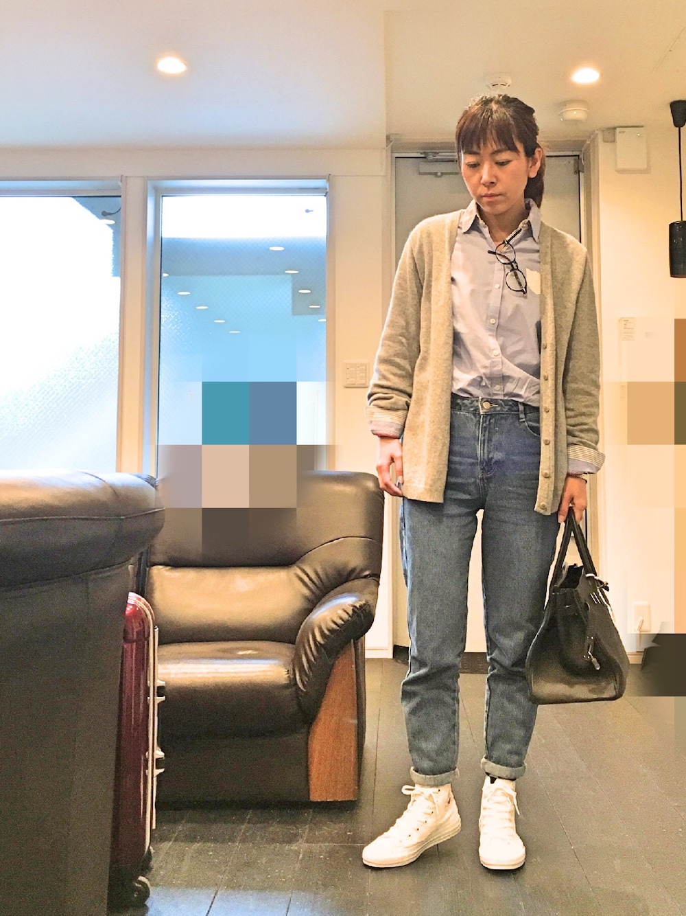 グレー系のカーディガン/ボレロ、ブルー系のシャツ/ブラウス、ブルー系のデニムパンツを着用したレディースの春コーディネートの1枚目の写真