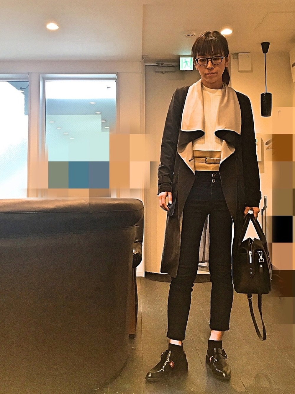 ブラック系のトレンチコート、ブルー系のデニムパンツ、ブラック系のドレスシューズを着用したレディースの春コーディネートの1枚目の写真