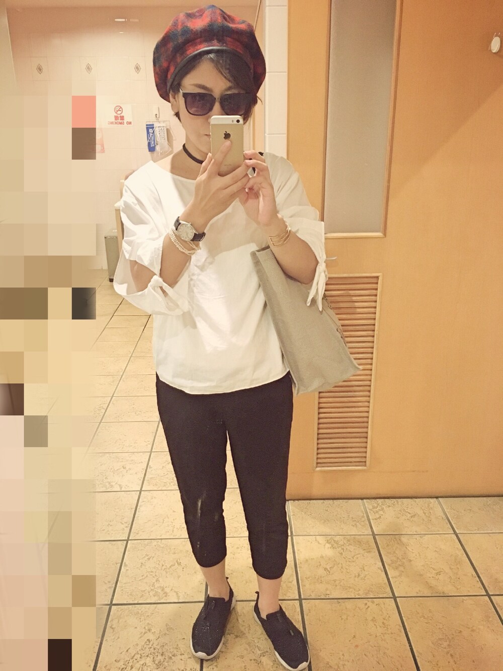 グレー系のトートバッグ、ブラック系のスニーカー、ホワイト系のシャツ/ブラウスを着用したレディースの秋コーディネートの1枚目の写真