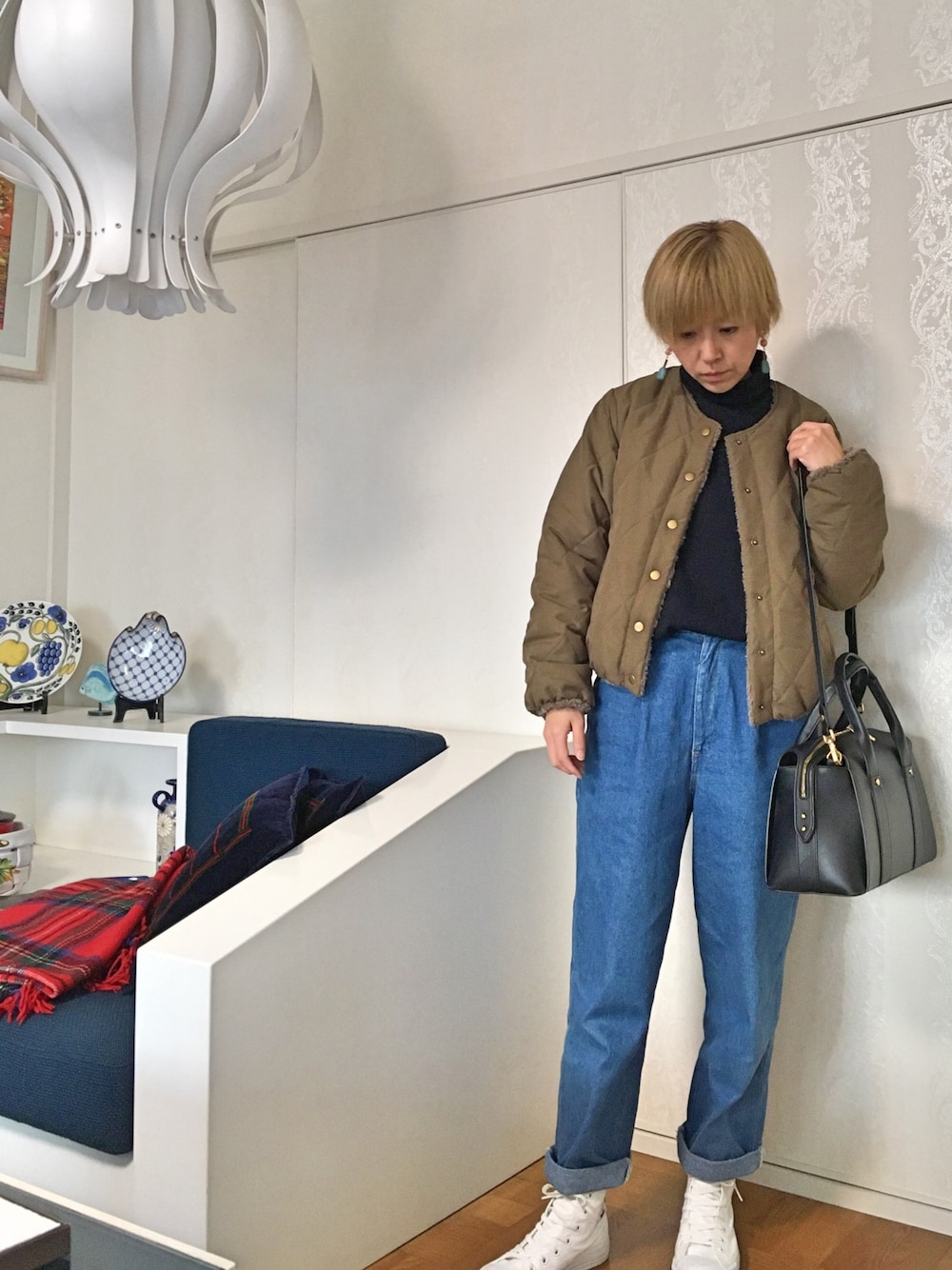 その他のブルゾン、ブルー系のニット/セーター、ブルー系のデニムパンツを着用したレディースの冬コーディネートの1枚目の写真