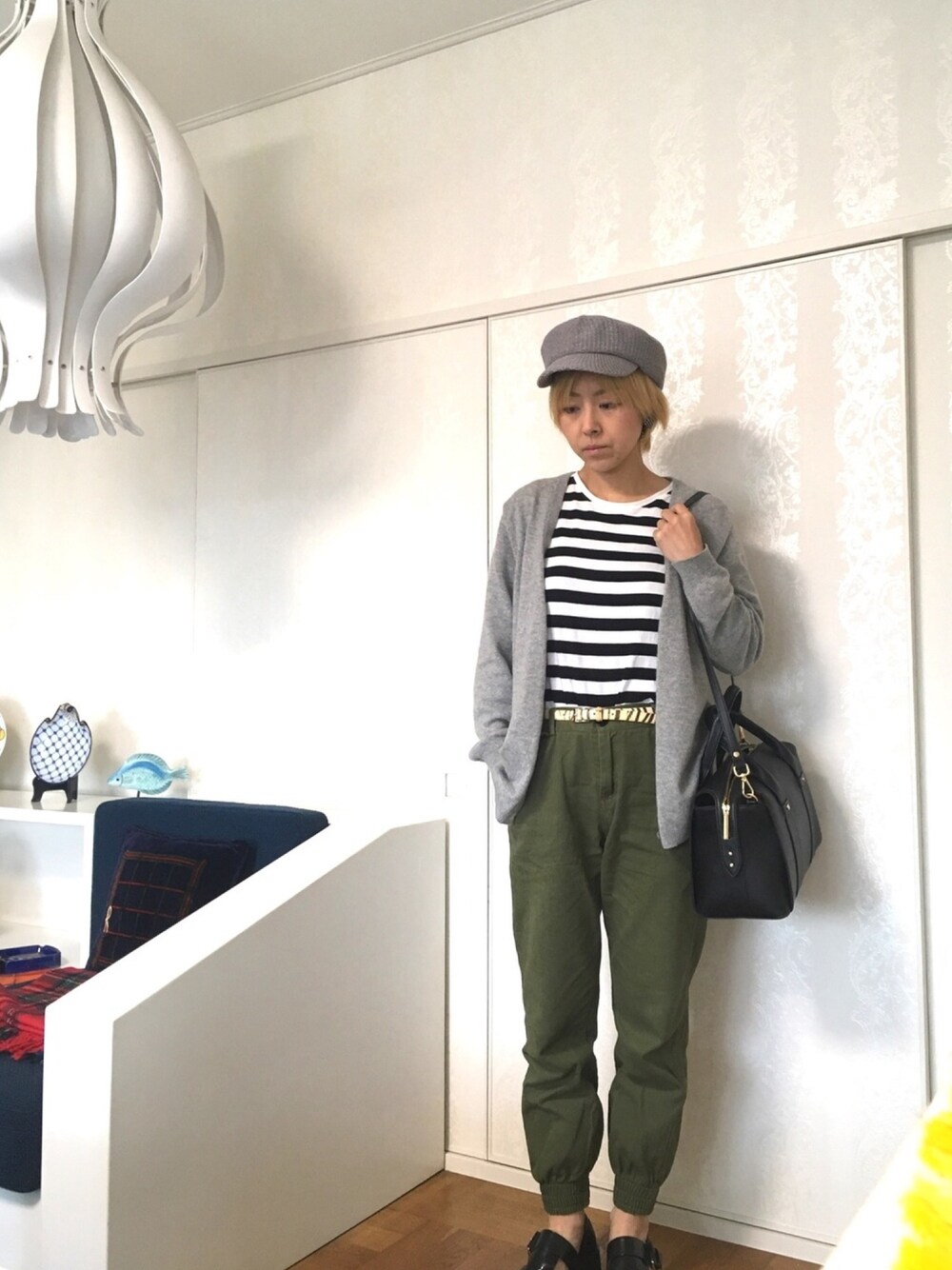 ホワイト系のTシャツ/カットソー、ブラック系のハンドバッグ、ブラック系のトレンチコートを着用したレディースの春コーディネートの1枚目の写真