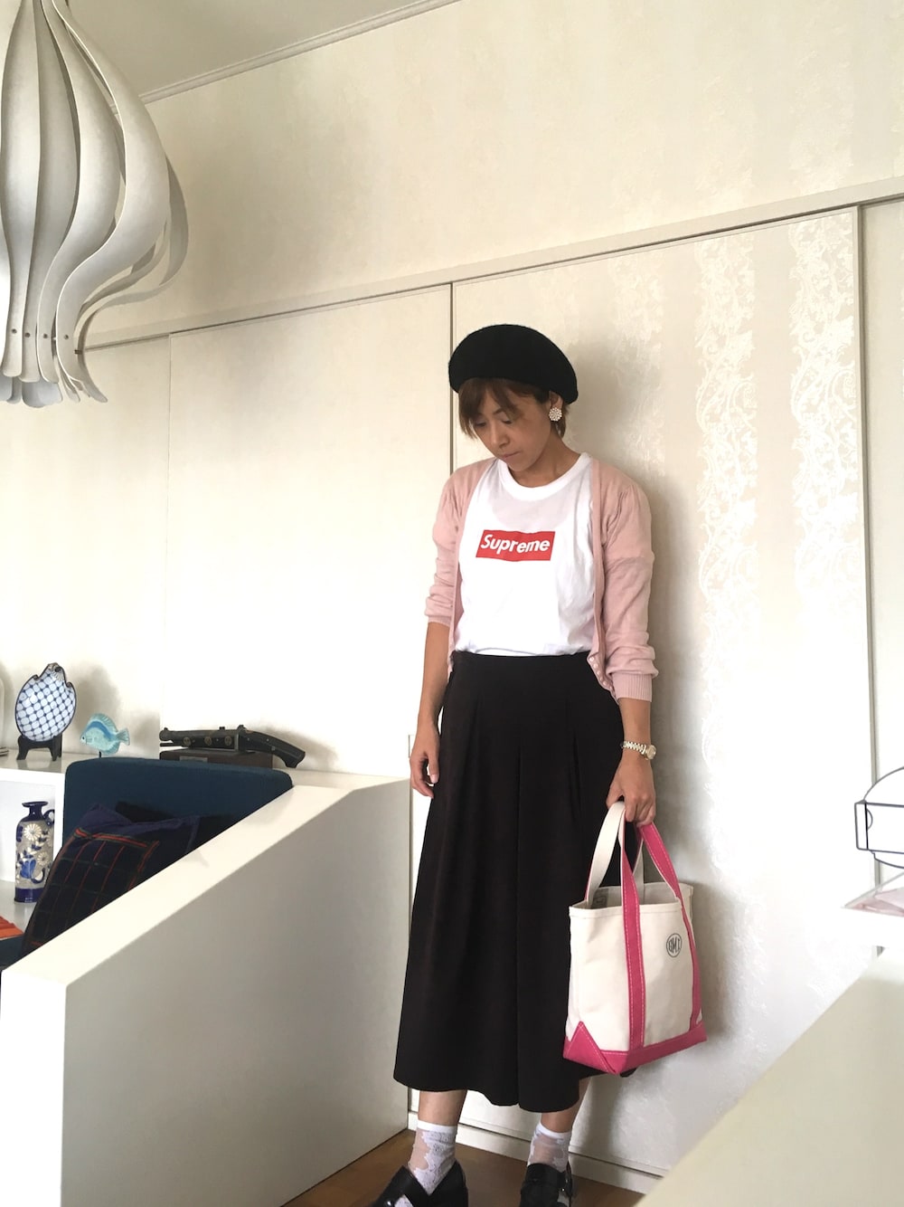 ピンク系のカーディガン/ボレロ、ホワイト系のTシャツ/カットソー、ホワイト系のトートバッグを着用したレディースの秋コーディネートの1枚目の写真