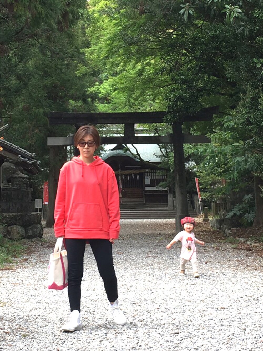 ブラック系のその他パンツ、ホワイト系のスニーカー、ホワイト系のトートバッグを着用したレディースの春コーディネートの1枚目の写真