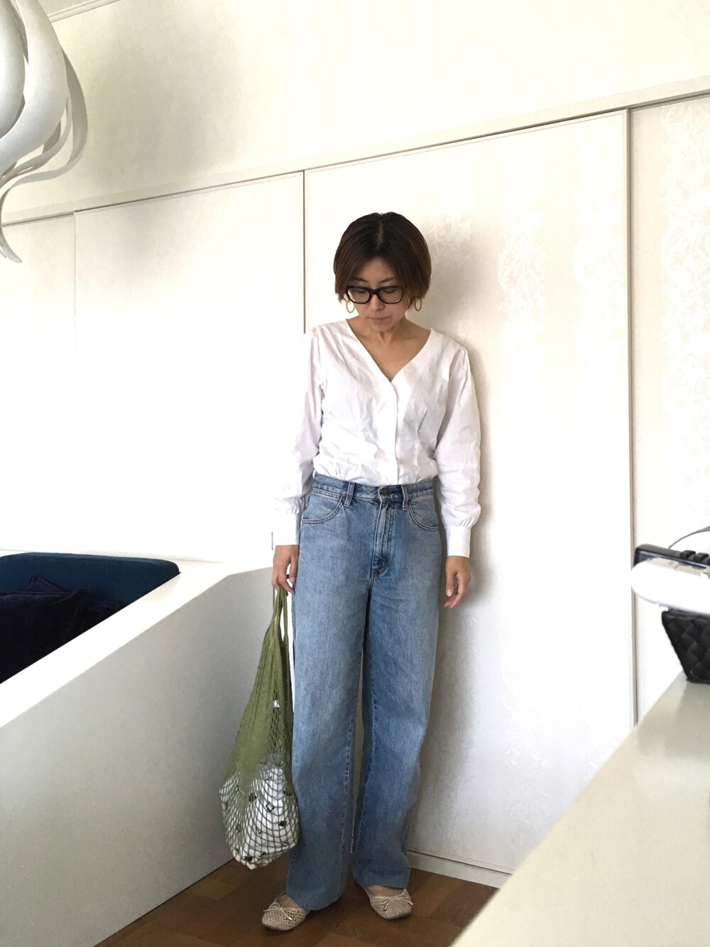 ホワイト系のシャツ/ブラウス、ブルー系のデニムパンツ、ベージュ系のバレエシューズを着用したレディースの夏コーディネートの1枚目の写真