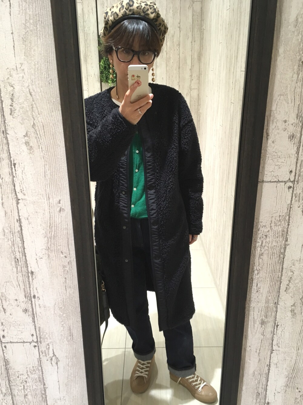 ブラック系のその他アウター、ブルー系のデニムパンツ、ブラウン系のスニーカーを着用したレディースの秋コーディネートの1枚目の写真