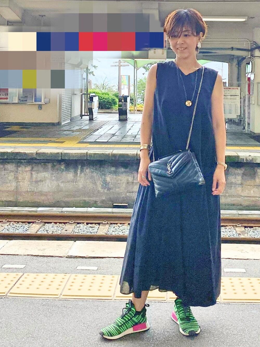 ブラック系のショルダーバッグ、グリーン系のスニーカー、ブラック系のワンピースを着用したレディースの夏コーディネートの1枚目の写真