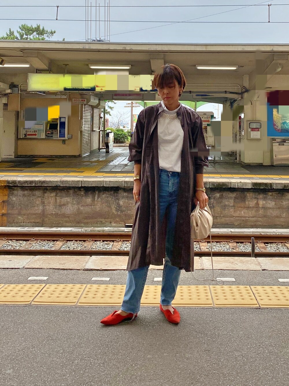 ブラウン系のシャツワンピース、ブルー系のシャツ/ブラウス、ブルー系のデニムパンツを着用したレディースの秋コーディネートの1枚目の写真