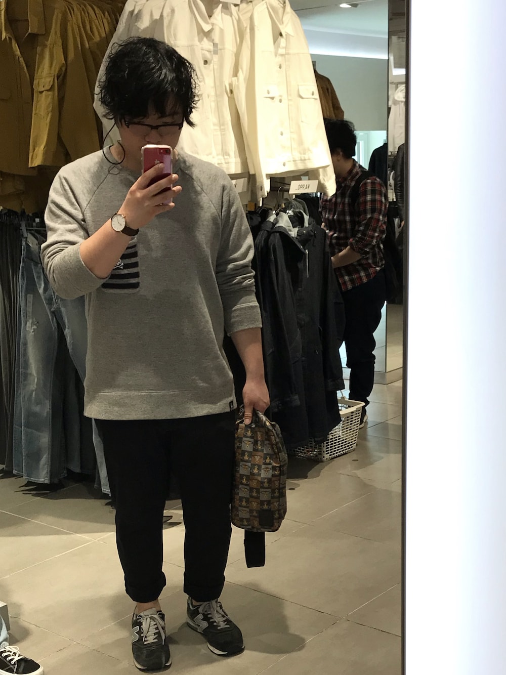 「春、花見、ひとり旅、サイコバニー、Vivienne Westwood Man、New Balance、UNIQLO」｜「Psycho Bunnyのポケット付きクルースウェット（スウェット、グレー系）」を使った、Masanobu さん（メンズ・171cm）の春コーディネートの1枚目の写真