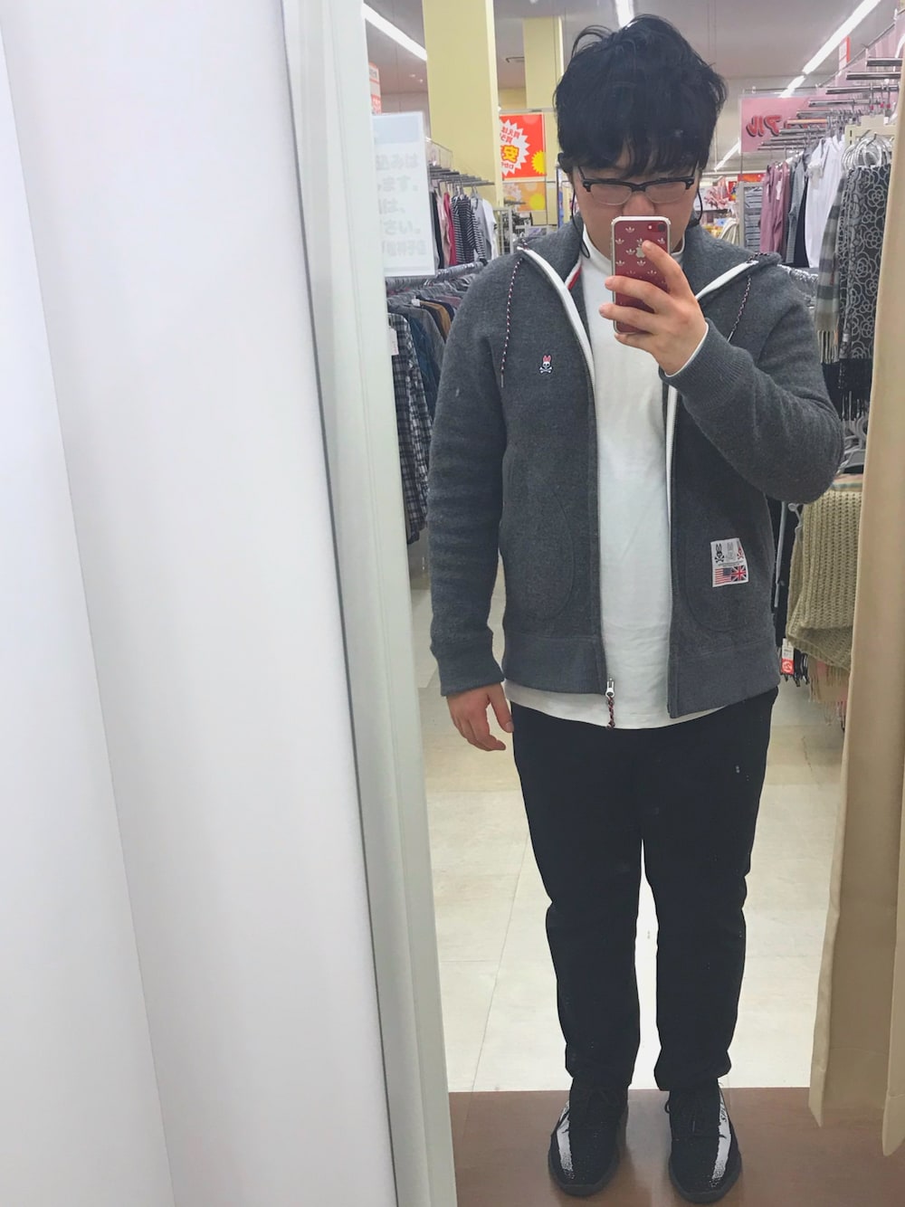 「お洒落さんとつながりたい、カジュアル、スニーカー、アディダス、Psycho Bunny、yeezyboost」｜「Psycho Bunnyのアイテム（パーカー、グレー系）」を使った、Masanobu さん（メンズ・171cm）の冬コーディネートの1枚目の写真