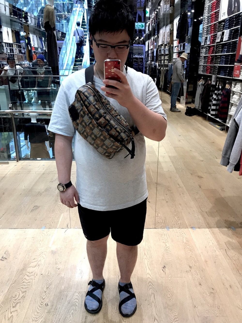 「patagonia、UNIQLO、サンダル、chaco、シンプルコーデ、カジュアルコーデ、お洒落さんとつながりたい、プチプラ、HUBLOT、梅田」｜「UNIQLOのクルーネックT（半袖）（Tシャツ/カットソー、グレー系）」を使った、Masanobu さん（メンズ・171cm）の夏コーディネートの1枚目の写真