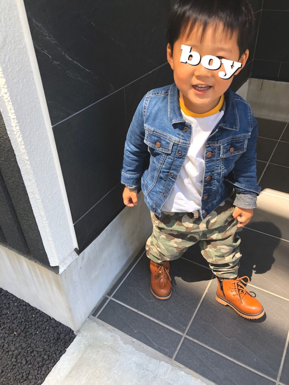 「GAPのアイテム（デニムジャケット、ブルー系）」を使った、Boy.boyさん（キッズ・100cm）の冬コーディネートの1枚目の写真