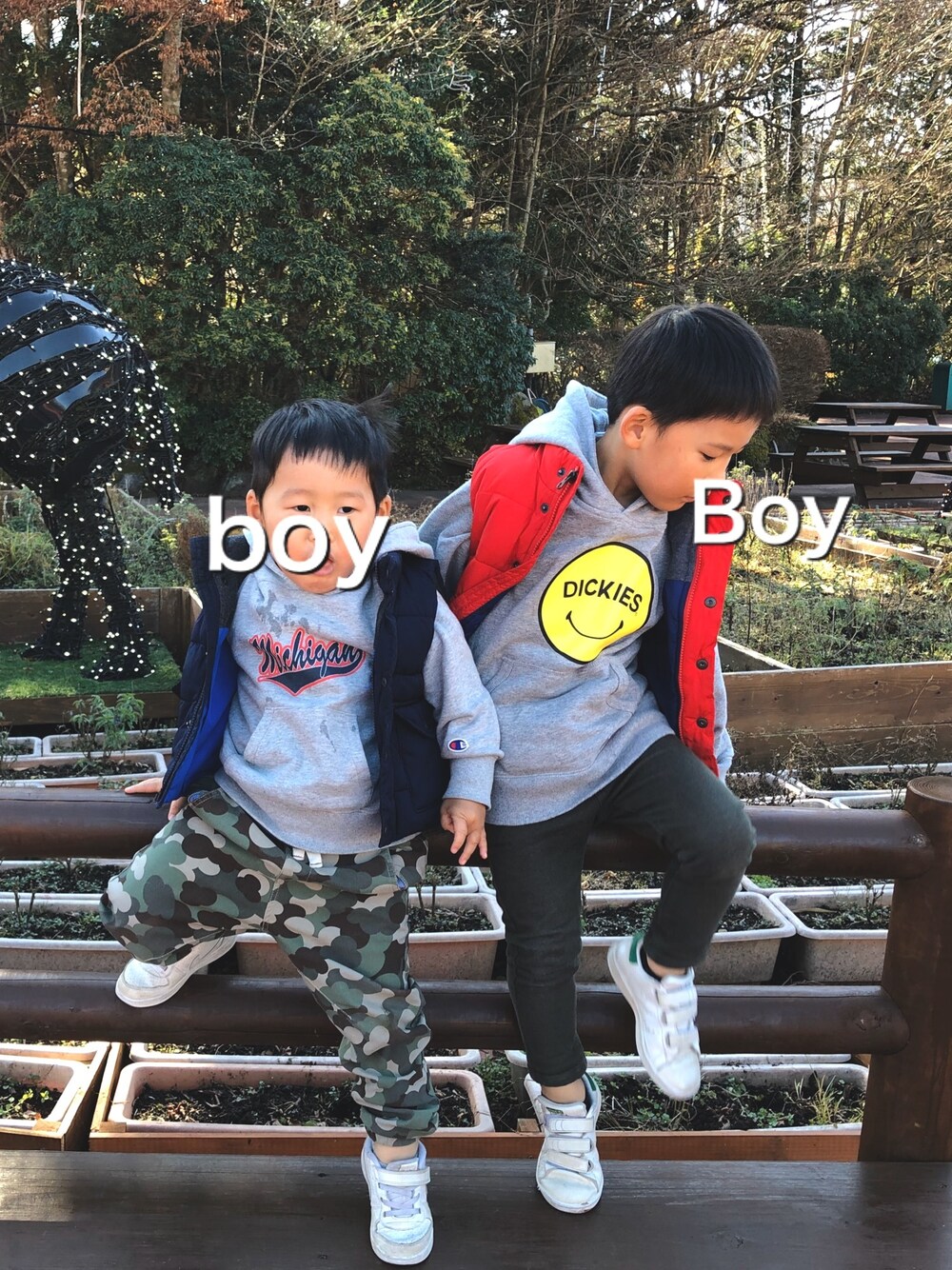 「Dickiesの裏毛スマイルプルオーバーパーカー（パーカー、グレー系）」を使った、Boy.boyさん（キッズ・120cm）の冬コーディネートの1枚目の写真