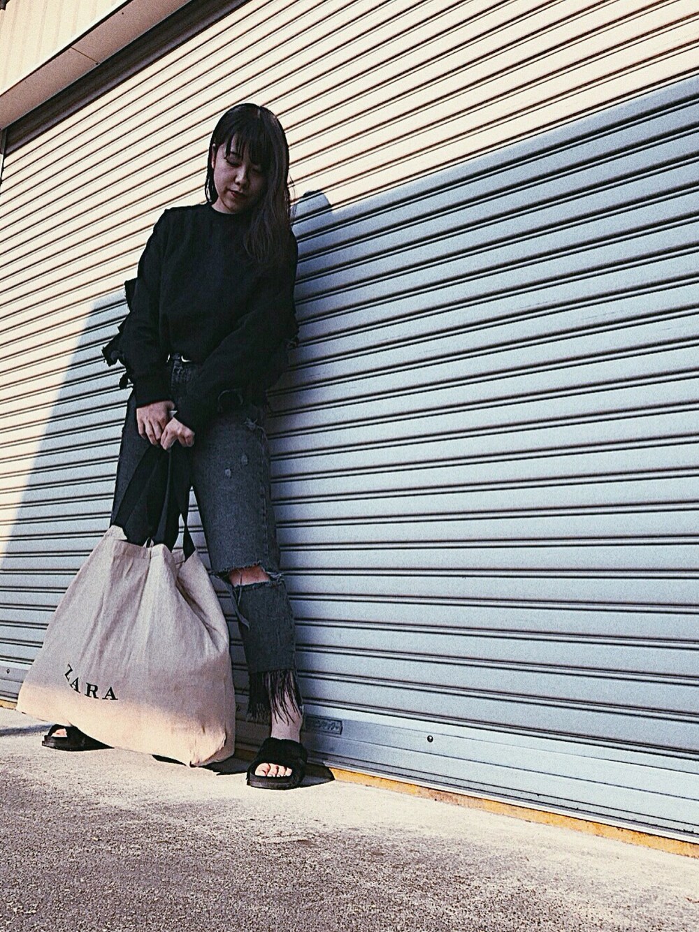 「blackcode、シンプルコーデ、ZARA、黒、コク色シャドウ」｜「ZARAのアイテム（トップス、ブラック系）」を使った、yunさん（レディース・167cm）の秋コーディネートの1枚目の写真