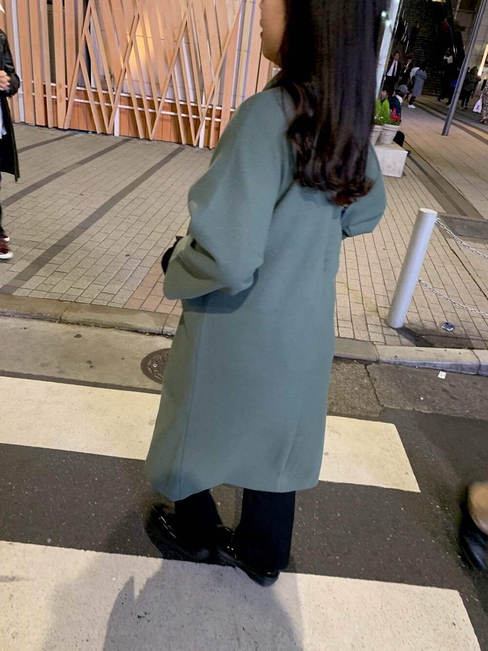 「DHOLICのラグランスリーブボクシーロングコート（ダウンジャケット/コート、グリーン系）」を使った、yunさん（レディース・167cm）の秋コーディネートの1枚目の写真