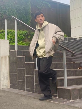 「ベージュ×ブラック」｜「アイテム（MA-1）」を使った、すけしゅんさん（メンズ・174cm）の冬コーディネート