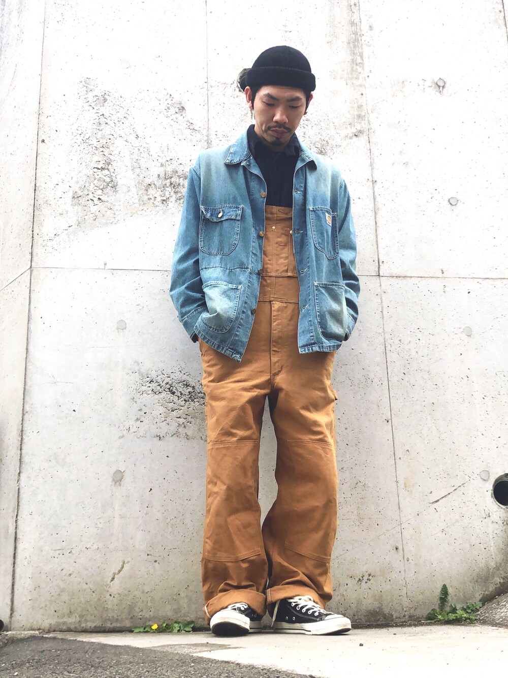 「平成最後のWEARISTAセンバツ、おしゃれさんと繋がりたい、はるコーデ、ストリートMIX、古着MIX、シャツスタイル、アースカラー、オーバーオール、カバーオール、コンバース」｜「NEW ERAのNEW ERA KNIT CAP SOFT CUFF COTTON BLACK（ニットキャップ/ビーニー、ブラック系）」を使った、kiccccckさん（メンズ・180cm）の春コーディネートの1枚目の写真