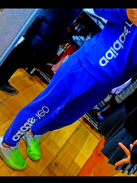 「adidas（アディダス）のアイテム（パーカー、ブルー系）」を使った、なーちゃそさん（レディース・161cm）の冬コーディネート