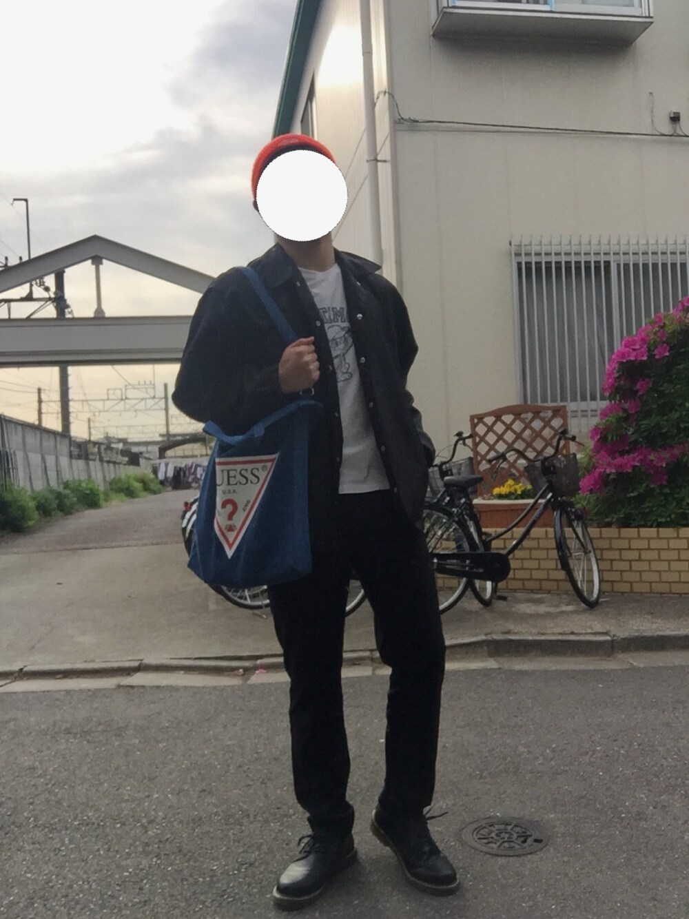「おしゃれさんと繋がりたい、白Tシャツ、WEGO、stussy、SPINNS、ナイロンジャケット、いいね、save、フォローお願いします🤑、シンプル、ワンポイント、スラックス」｜「FREAK'S STOREのWEB限定 GUESS/ゲス 別注ロゴ 2WAY ショルダーバッグ（ボディバッグ/ウエストポーチ、ブルー系）」を使った、知＠Tomo☆さん（メンズ・171cm）の春コーディネートの1枚目の写真