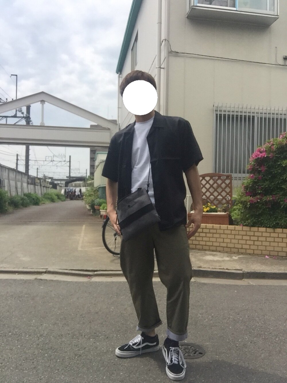 「ラフ、お洒落さんとつながりたい、VANS、GU、サコッシュ、オープンカラーシャツ、チノパン、白Tシャツ」｜「GUのアイテム（シャツ/ブラウス、ブラック系）」を使った、知＠Tomo☆さん（メンズ・171cm）の春コーディネートの1枚目の写真