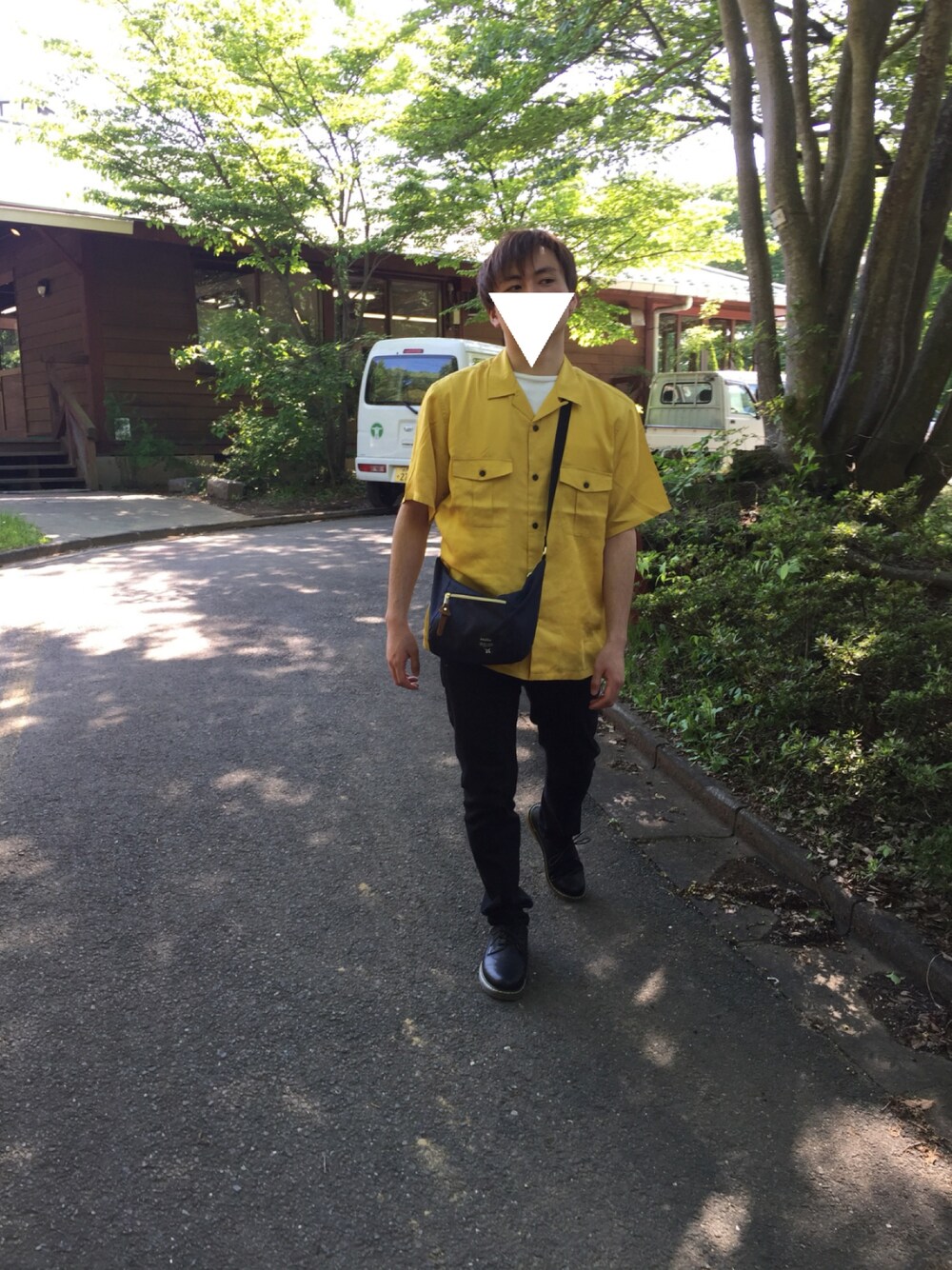 「お洒落さんとつながりたい、いいね、save、フォローお願いします🤑、休日スタイル、革靴、オープンカラーシャツ、GU、ショルダーバッグ」｜「anelloのアイテム（ボディバッグ/ウエストポーチ、ブルー系）」を使った、知＠Tomo☆さん（メンズ・171cm）の春コーディネートの1枚目の写真