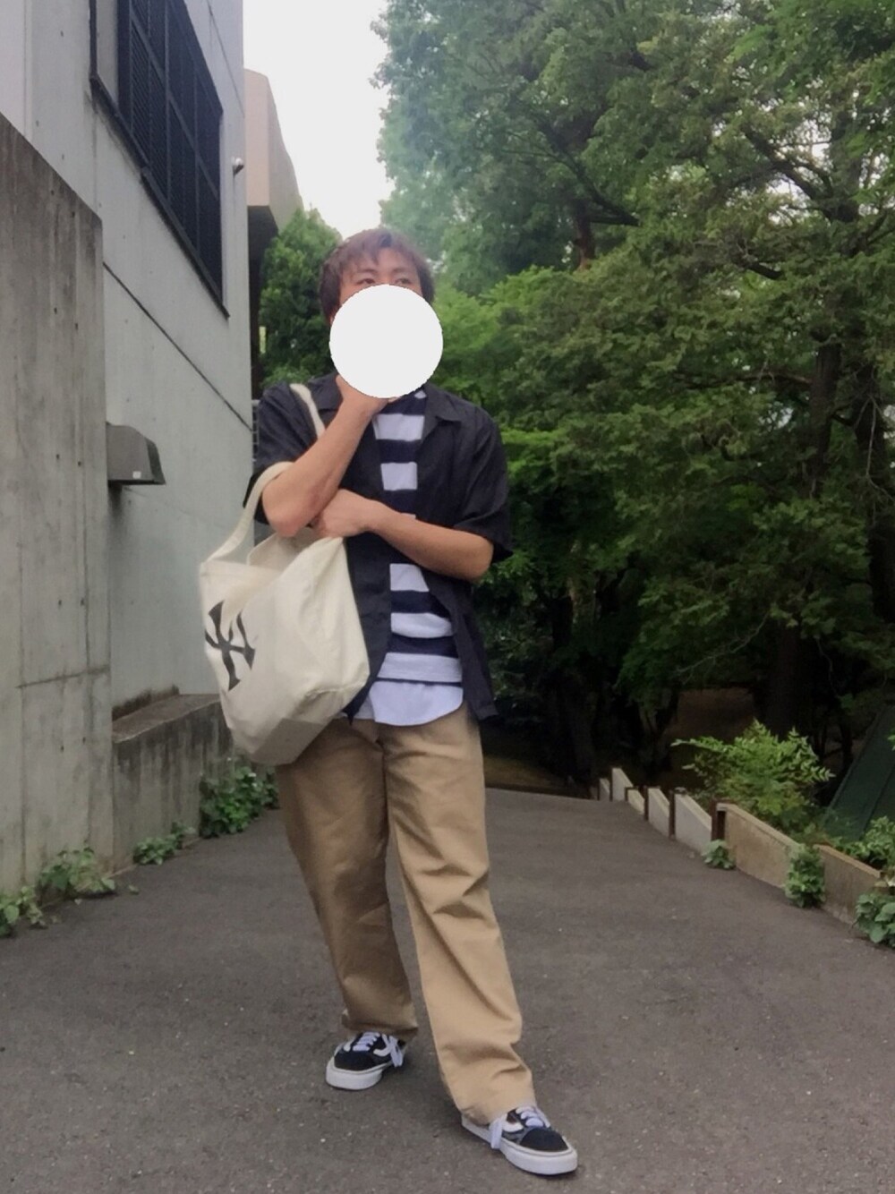「肌ウーノ、きれいめカジュアル、おしゃれさんと繋がりたい、シンプル、オープンカラーシャツ、チノパン、ボーダーTシャツ、レイヤード」｜「GUのアイテム（シャツ/ブラウス、ブラック系）」を使った、知＠Tomo☆さん（メンズ・171cm）の春コーディネートの1枚目の写真