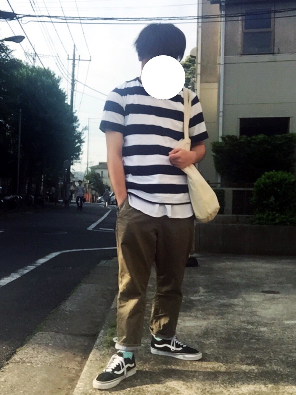 「シンプルコーデ、夏コーデ、キレイめ、チノパン、ボーダーTシャツ、レイヤードスタイル、VANS」｜「GUのアイテム（Tシャツ/カットソー、ホワイト系）」を使った、知＠Tomo☆さん（メンズ・171cm）の春コーディネートの1枚目の写真