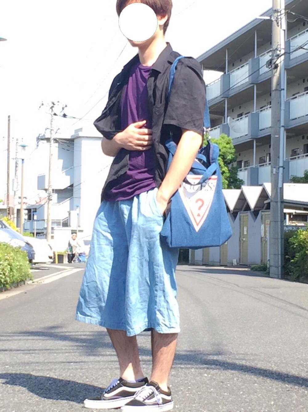 「夏コーデ、オープンカラーシャツ、短パン、VANS、ショルダーバッグ、おしゃれさんと繋がりたい」｜「GUのアイテム（シャツ/ブラウス、ブラック系）」を使った、知＠Tomo☆さん（メンズ・171cm）の春コーディネートの1枚目の写真