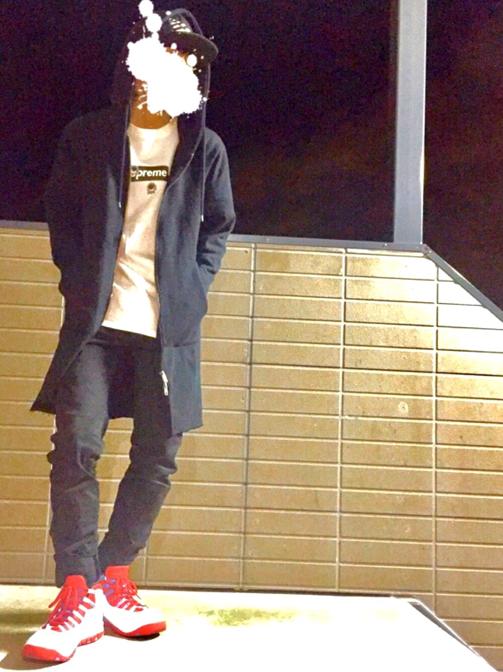 「シンプル、ラフ、プチプラ、ゆるコーデ、supreme、パーカー、スキニー、ロールアップ」｜「FOREVER 21のアイテム（パーカー、ブラック系）」を使った、ノルノラさん（メンズ・165cm）の冬コーディネートの1枚目の写真