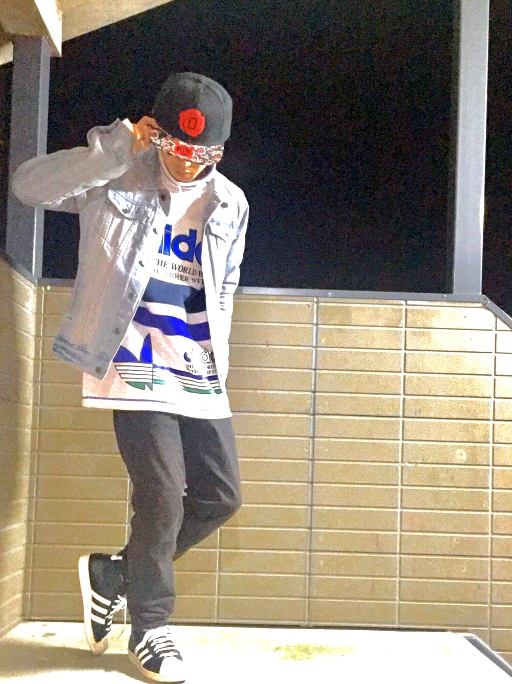 「シンプルコーデ、カジュアル、ストリート、ダンスコーデ、90’s、adidas、デサント」｜「no brandのアイテム（デニムジャケット、ブルー系）」を使った、ノルノラさん（メンズ・165cm）の冬コーディネートの1枚目の写真