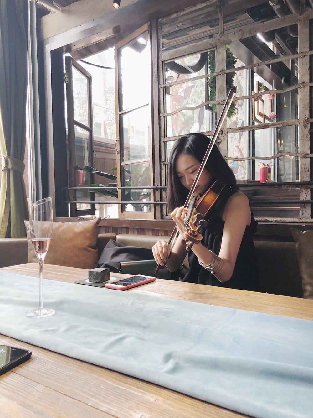 「violinのアイテム（その他、ブラウン系）」を使った、是兔兔呀さん（レディース・166cm）の春コーディネートの1枚目の写真
