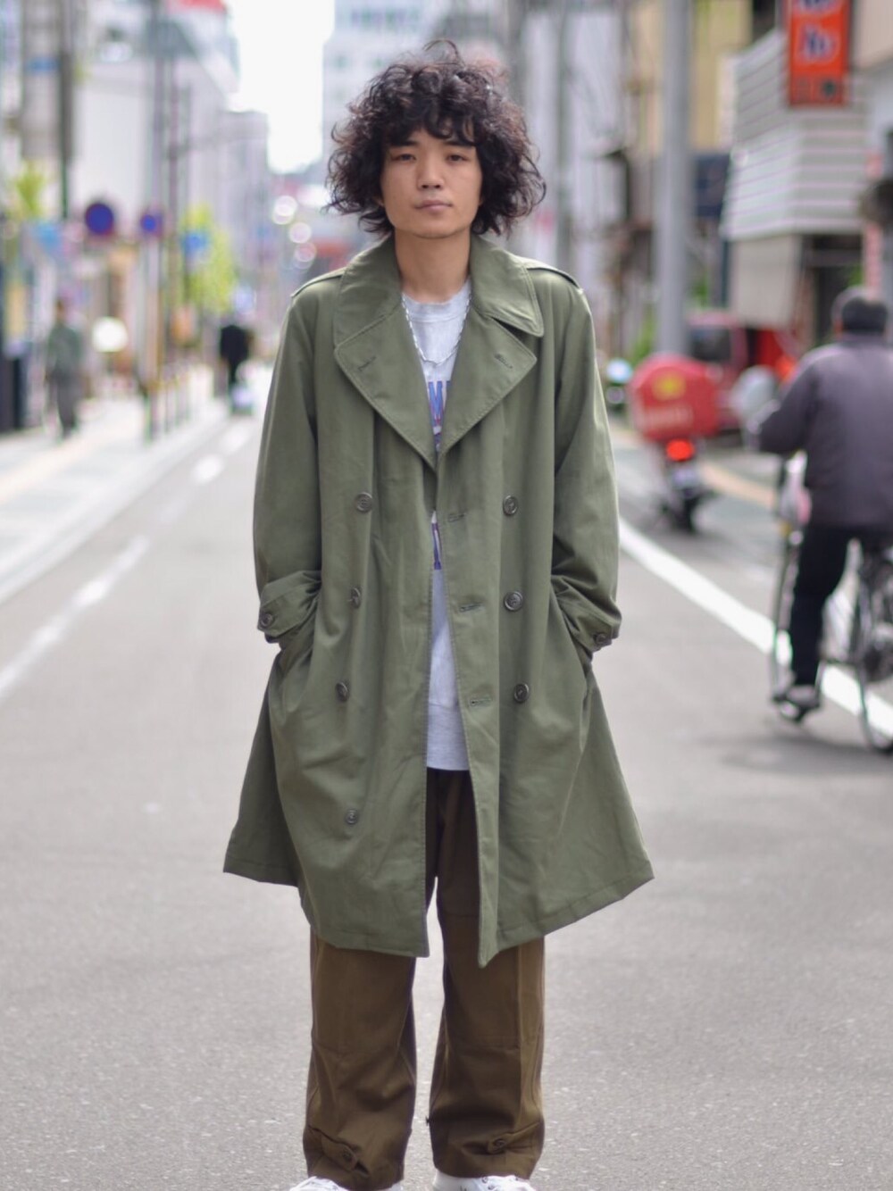 「military、trench coat、VINTAGE、military pants、シンプル、SWEAT、スウェット」｜「MILITARYのM-47 military pants（カーゴパンツ、ブラウン系）」を使った、Utah___MATSUYANさん（メンズ・165cm）の冬コーディネートの1枚目の写真