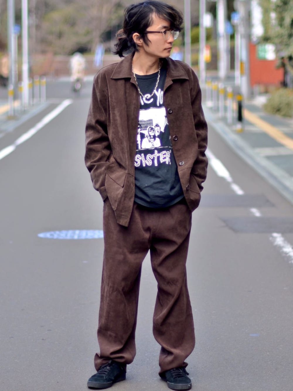 「春コーデ、セットアップ、ゆるコーデ、春、スウェード、バンドT、古着コーデ」｜「私物のアイテム（Tシャツ/カットソー、ブラック系）」を使った、Utah___MATSUYANさん（メンズ・165cm）の春コーディネートの1枚目の写真