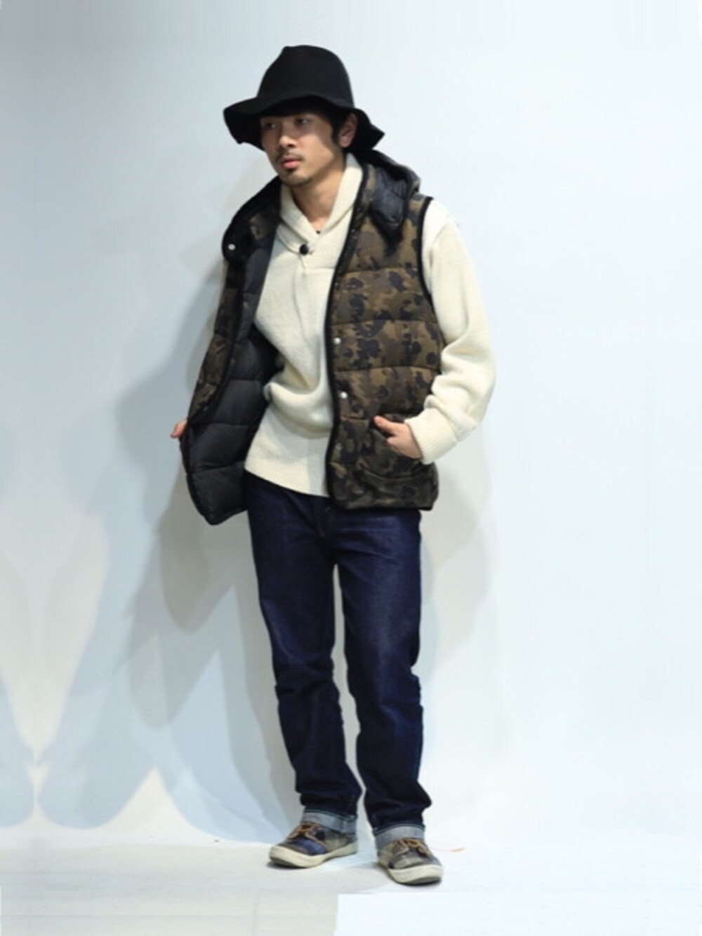 「bohemians、bukht、Traditional Weatherwear、SUPERGA、yarmo」｜「Yarmoの【Yarmo】SHAWL COLLAR KNIT（ニット/セーター、その他）」を使った、toit（メンズ）店長 Yu-Taさん（メンズ・165cm）の冬コーディネートの1枚目の写真
