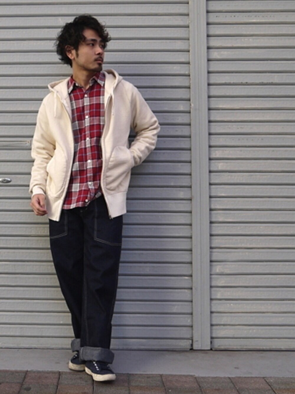 「ビンテージ、bohemians、SUPERGA、DAILY wardrobe Industry、NIGEL CABOURN」｜「Nigel Cabournの【Nigel Cabourn】 PACKABLE PARKA パッカブルパーカー（ECRU）-Men's-（マウンテンパーカー、その他）」を使った、toit（メンズ）店長 Yu-Taさん（メンズ・165cm）の冬コーディネートの1枚目の写真