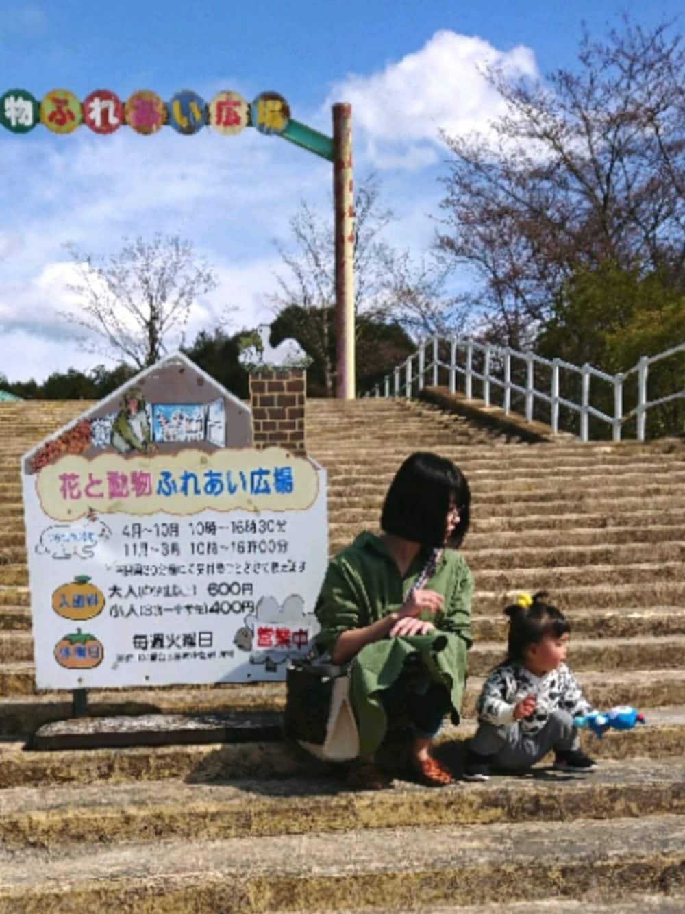 「休日スタイル、春、シャツワンピース、ショルダーバッグ、動物園」｜「BEAMSのアイテム（ショルダーバッグ、ブラック系）」を使った、Kuroさん（レディース・153cm）の春コーディネートの1枚目の写真