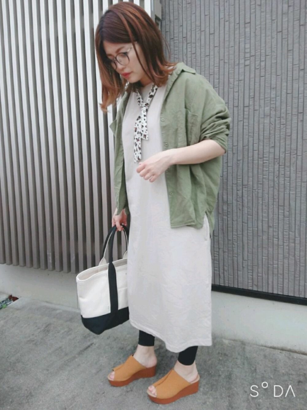 「ワンピース、楽チンコーデ、トートバッグ、めがね、シャツスタイル、ママコーデ、ぽっちゃり、サボ」｜「Handmadeのアイテム（ピアス（両耳用）、ホワイト系）」を使った、Kuroさん（レディース・154cm）の春コーディネートの1枚目の写真