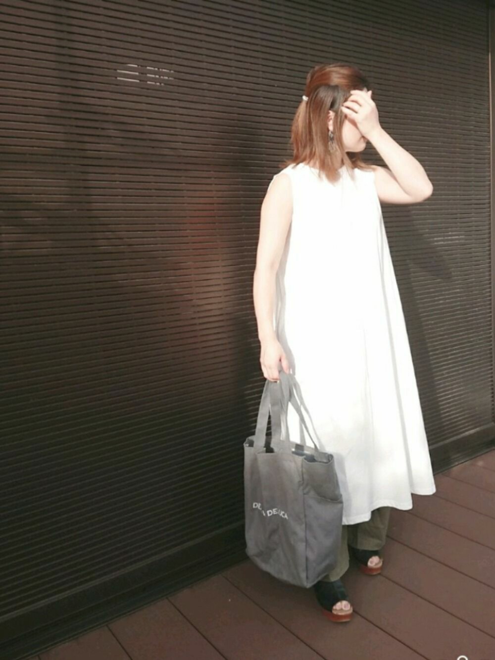「ホワイト、ママコーデ、ぽっちゃり、ワンピース、夏、低身長、ワイドパンツ、おしゃれさんと繋がりたい」｜「LAKOLEのマーセライズサイドタックワンピース / LAKOLE（ワンピース、ホワイト系）」を使った、Kuroさん（レディース・154cm）の春コーディネートの1枚目の写真