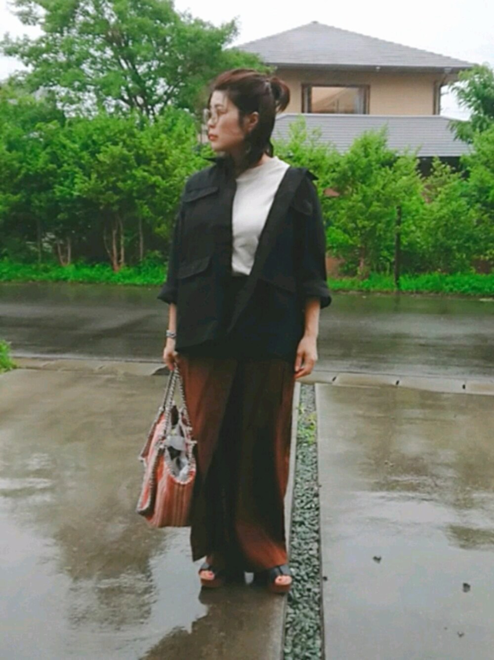「ビッグシルエット、ママコーデ、低身長、ぽっちゃり、パンツスタイル、ラップパンツ、おだんごヘアー、シンプルコーデ、ブラウン、niko and…」｜「niko and...の巻きスカート付きワイドパンツ（その他パンツ、ブラウン系）」を使った、Kuroさん（レディース・154cm）の夏コーディネートの1枚目の写真