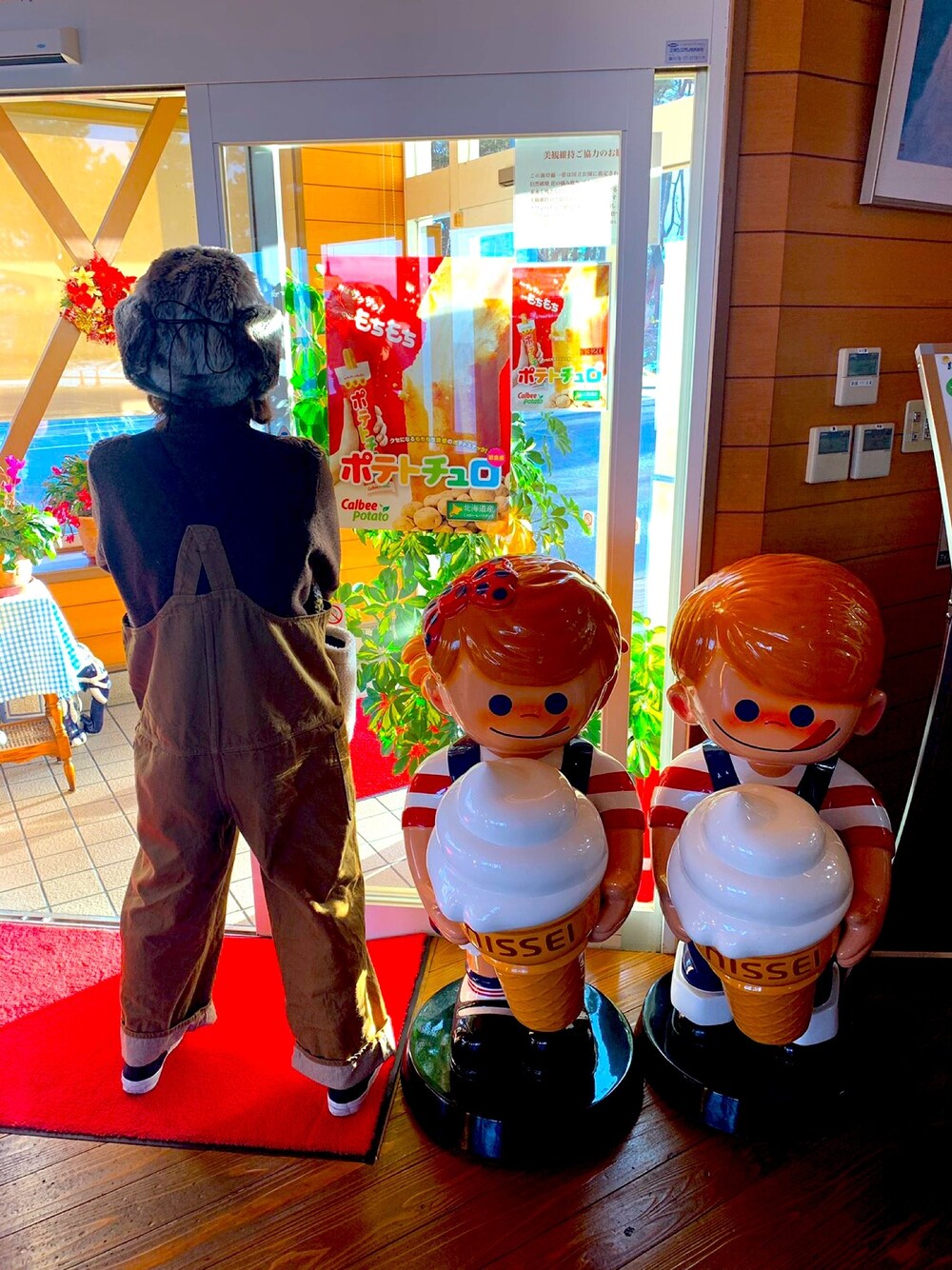 「プチプラ、UNIQLO JW ANDERSON、スニーカー、アイスクリーム、しまむら」｜「studio CLIPのフェイクファーパイロットハット（キャップ、グレー系）」を使った、やさん（レディース・159cm）の春コーディネートの1枚目の写真