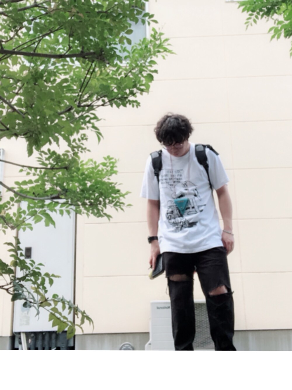 「シンプル、Tシャツ、おしゃれさんと繋がりたい、黒、MyHairisBad」｜「UNIQLOのアイテム（Tシャツ/カットソー、ホワイト系）」を使った、りょーまさん（メンズ・160cm）の秋コーディネートの1枚目の写真