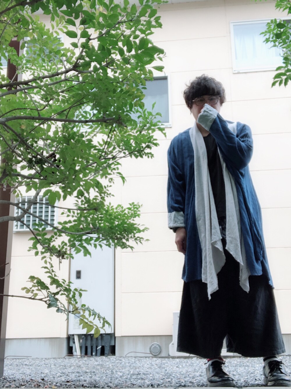 「秋コーデ、おしゃれさんと繋がりたい、ゆるコーデ、オーバーサイズ、古着、カーディガン、ドクターマーチン」｜「Business As Usualのアイテム（カーディガン/ボレロ、ブルー系）」を使った、りょーまさん（メンズ・160cm）の秋コーディネートの1枚目の写真
