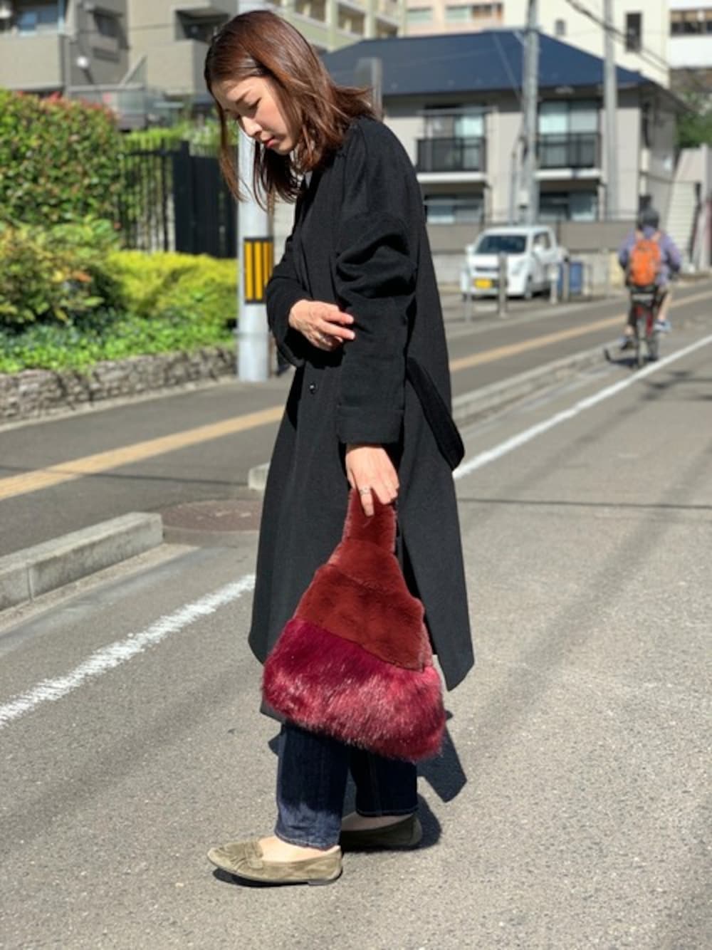 レッド系のトートバッグを着用したレディースの秋コーディネートの1枚目の写真
