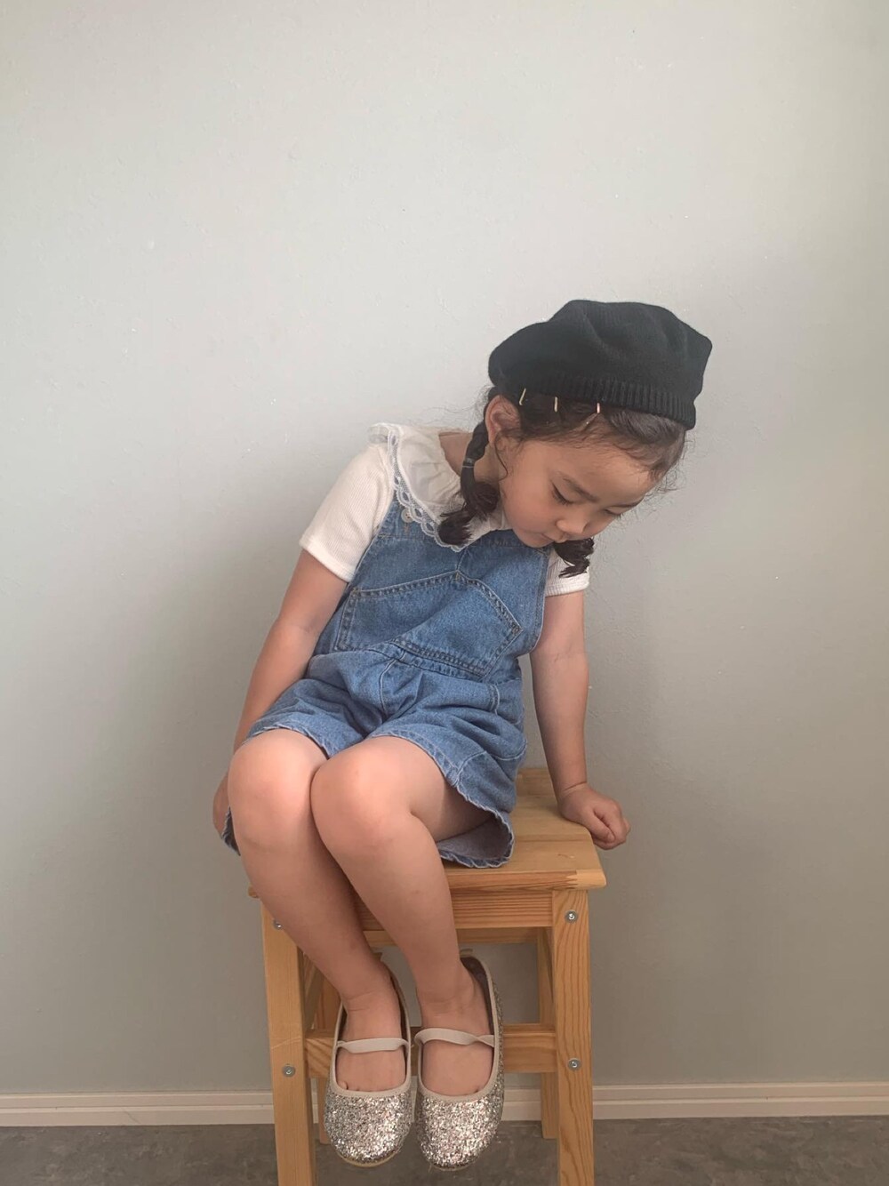 「バレエシューズ、キッズファッション、おしゃれさんと繋がりたい、カジュアルコーデ、デニムパンツ、デニムコーデ、4歳、韓国子供服、レーストップス、サロペット」｜「monbebeのアイテム（Tシャツ/カットソー、ホワイト系）」を使った、いちふぅ姉妹さん（キッズ・110cm）の春コーディネートの1枚目の写真